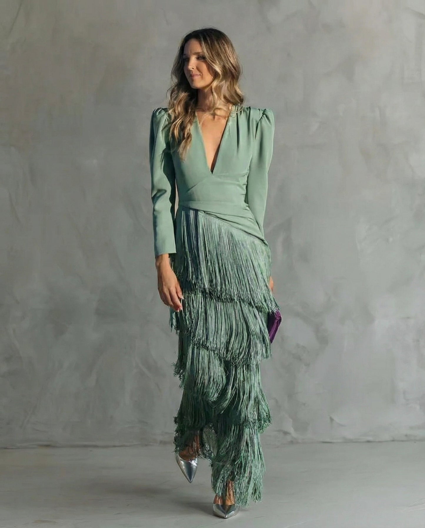 Alessia - Elegante vestido midi con mangas de flecos.
