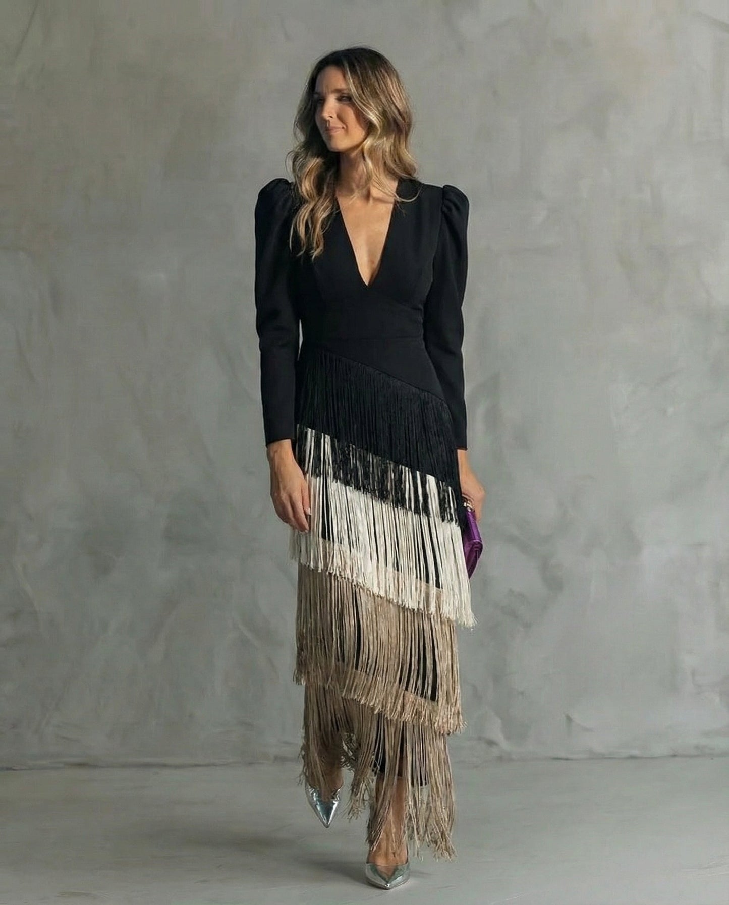 Alessia - Elegante vestido midi con mangas de flecos.