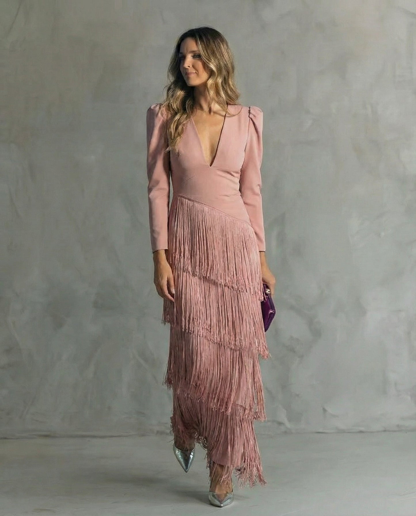 Alessia - Elegante vestido midi con mangas de flecos.