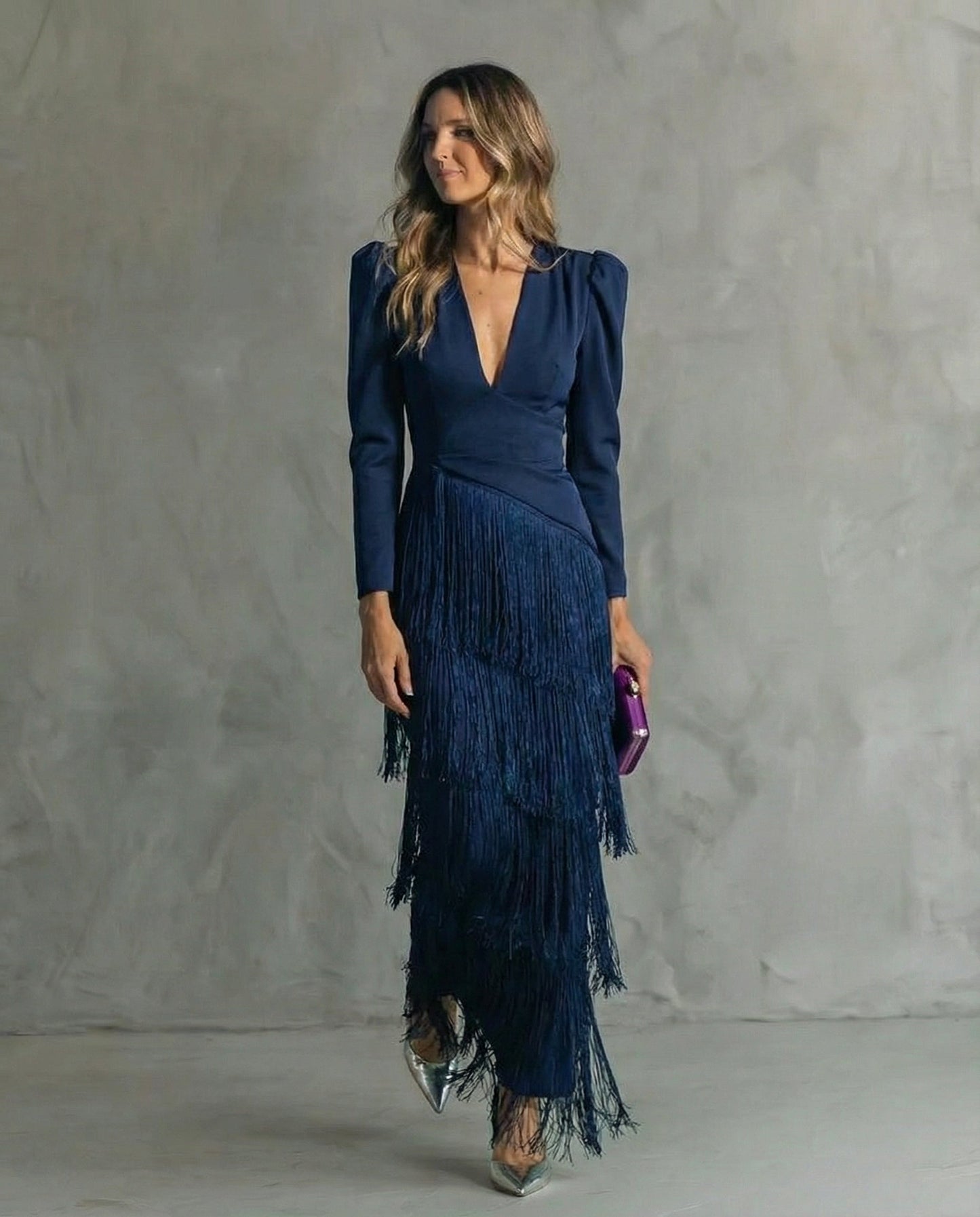 Alessia - Elegante vestido midi con mangas de flecos.