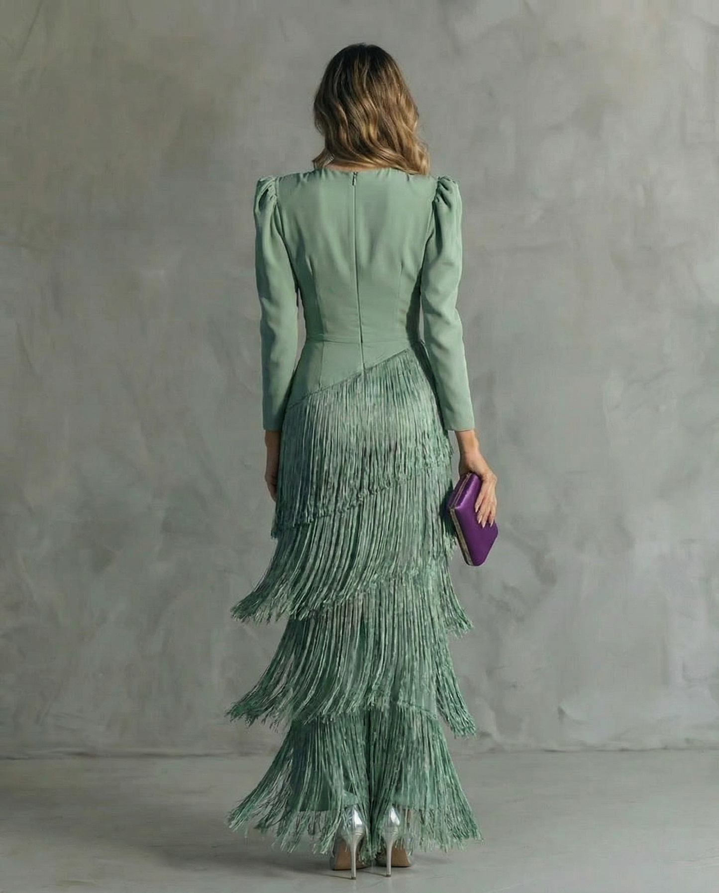 Alessia - Elegante vestido midi con mangas de flecos.