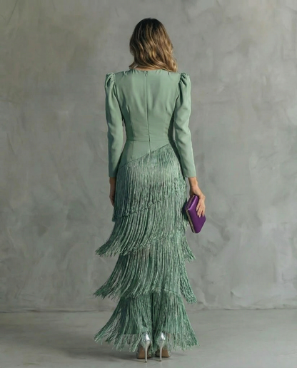 Alessia - Elegante vestido midi con mangas de flecos.