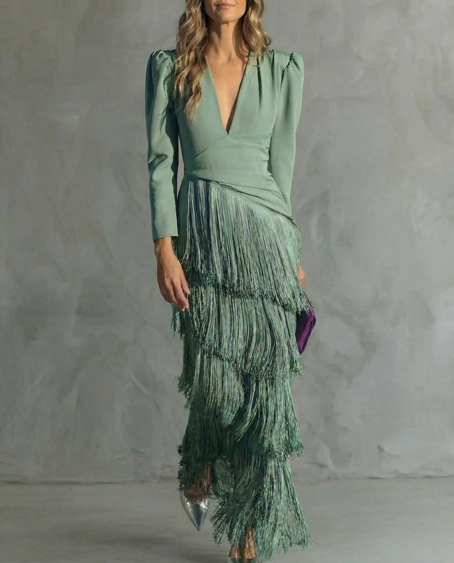 Alessia - Elegante vestido midi con mangas de flecos.