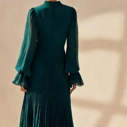 Elegante vestido midi plisado con volantes.