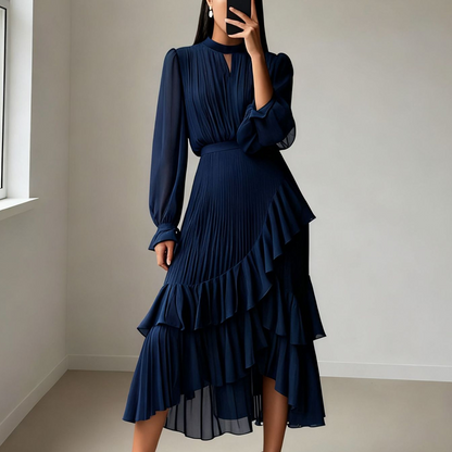 Elegante vestido midi plisado con volantes.