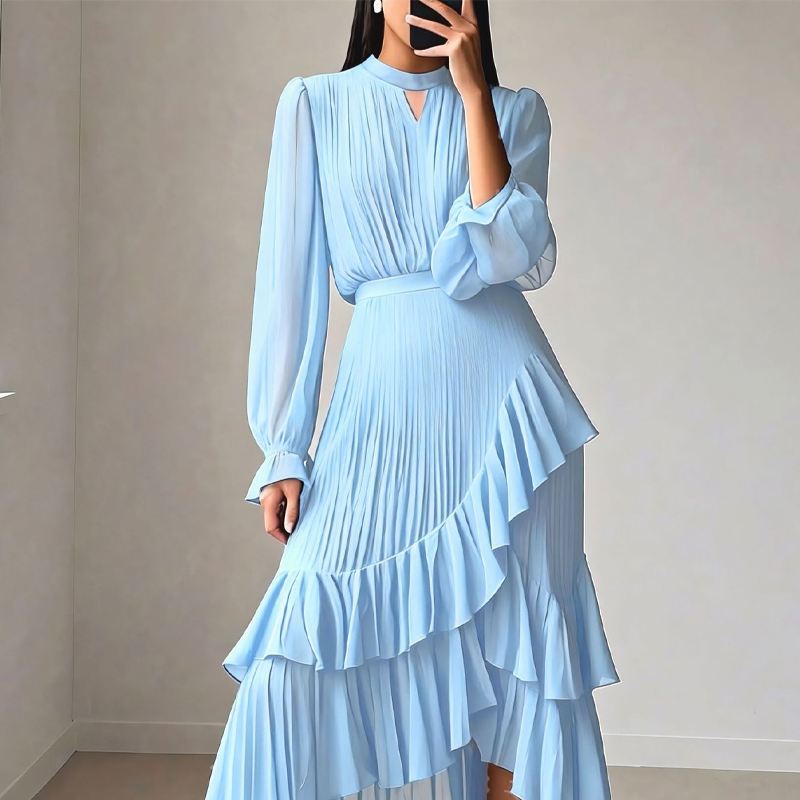 Elegante vestido midi plisado con volantes.