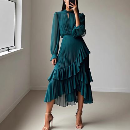 Elegante vestido midi plisado con volantes.